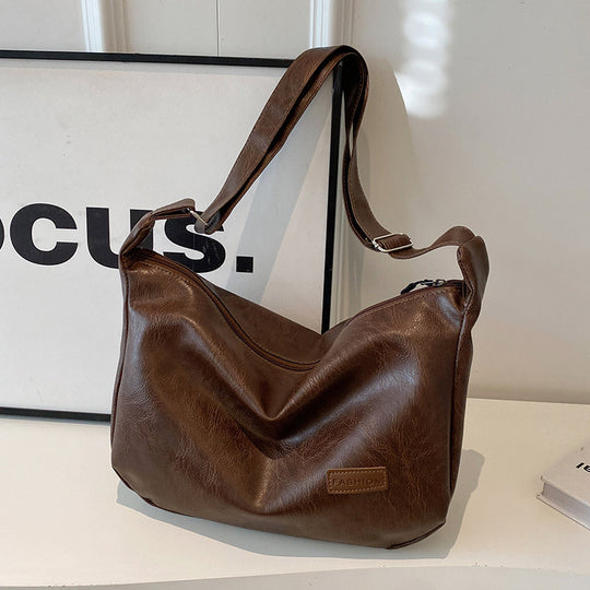 Damen Hobo-Tasche mit charmantem Plüschanhänger und weichem Kunstleder Nord Taschen