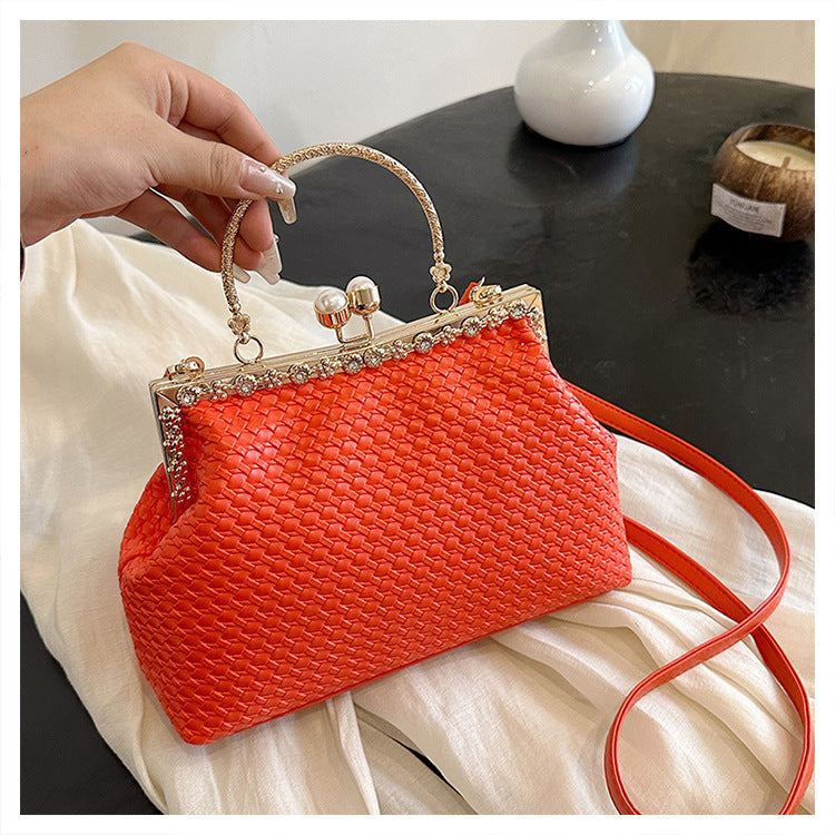 Damen elegante Handtasche mit glamourösen Kettenakzenten Nord Taschen