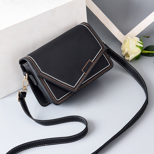 Damen Umhängetasche mit eleganter Klappenoptik und goldener Kette Nord Taschen