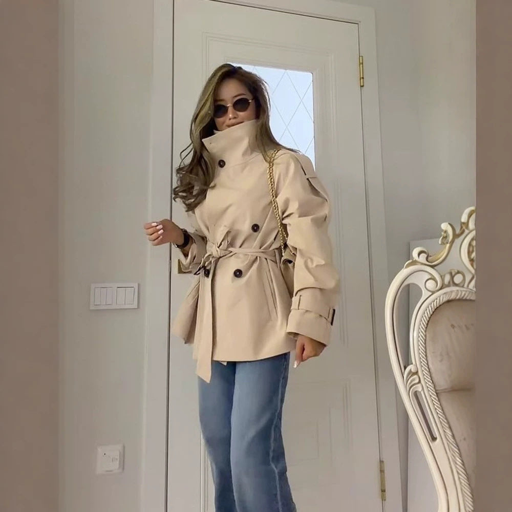 Damen Kurzer Boxy-Trenchcoat mit hohem Stehkragen, doppelreihiger Front & Taillengürtel Nord Taschen
