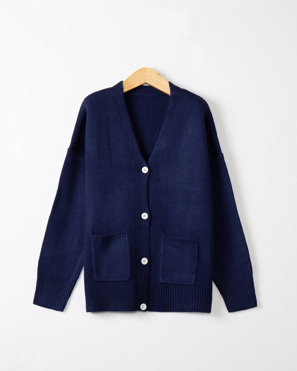 Damen Feiner Oversize-Strickcardigan mit V-Ausschnitt, Knopfleiste und aufgesetzten Eingrifftaschen Nord Taschen