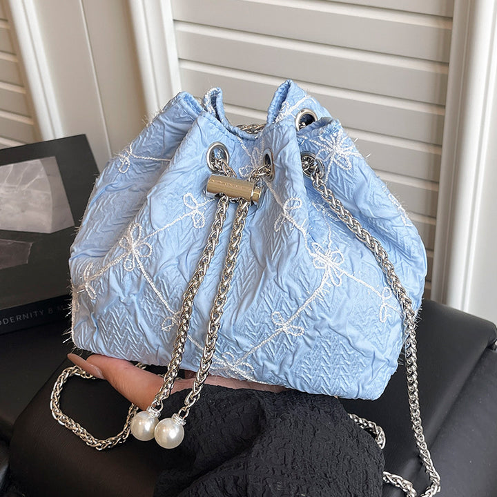 Damen Beuteltasche mit dekorativen Kettenakzenten und schimmernden Perlen Nord Taschen