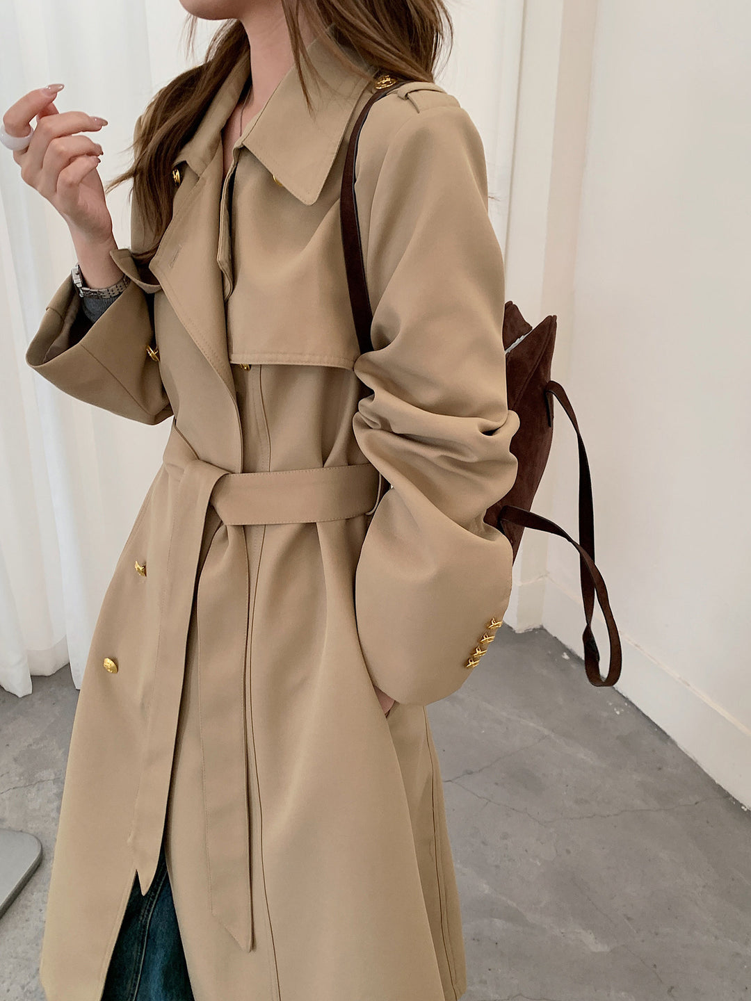 Damen Taillierter Trenchcoat mit Bindegürtel und goldenen Knopfdetails Nord Taschen