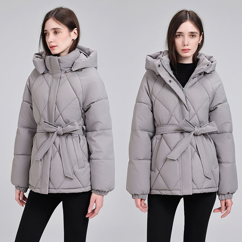 Damen nan luxuriöse kurze Pufferjacke mit integriertem Windschutzkragen und Taillengürtel Nord Taschen