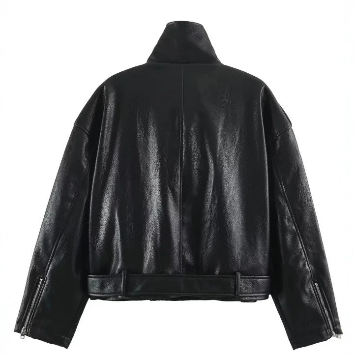 Damen Kurz geschnittene Bikerjacke aus Kunstleder mit asymmetrischem Reißverschluss, Stehkragen und Schulterklappen Nord Taschen