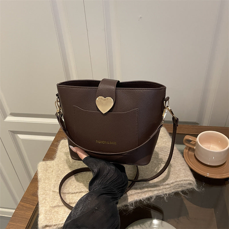 Damen Schultertasche mit herzförmigem Verschluss Nord Taschen