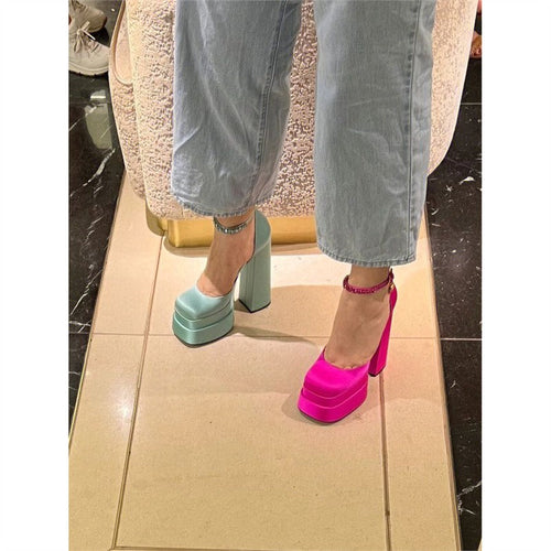 Damen Plateau-Pumps mit elegantem Plateau und goldenen Details Nord Taschen