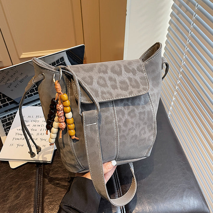 Damen Umhängetasche mit elegantem Leo-Muster und charmanten Details Nord Taschen