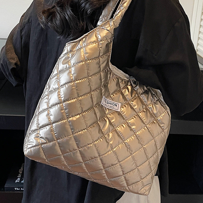 Damen Schultertasche aus glänzendem Kunstleder mit hochwertigem Steppmuster Nord Taschen