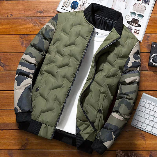 Herren Leicht wattierte Bomberjacke im Urban‑Camo‑Mix mit Rautensteppung und gerippten Abschlüssen Nord Taschen
