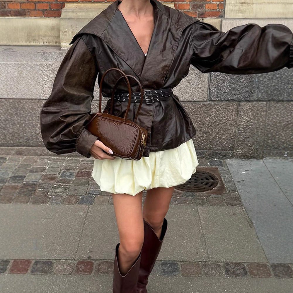 Damen Taillierter Lederimitat-Blouson mit weitem Schalkragen, voluminösen Ballonärmeln und doppeltem Nietengürtel Nord Taschen