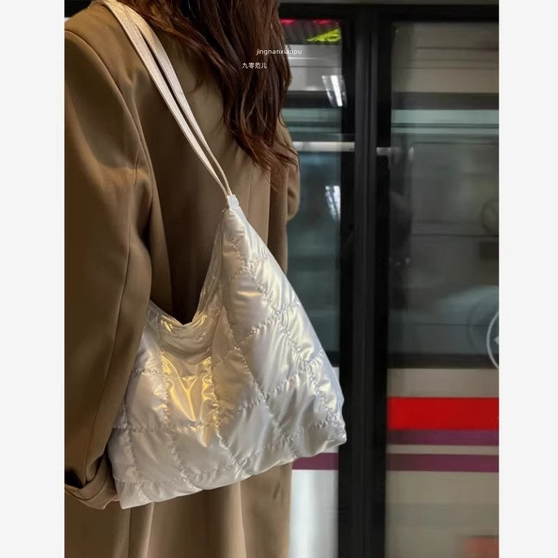 Damen Hobo-Tasche aus weich gepolstertem Material mit modischem Faltendesign Nord Taschen