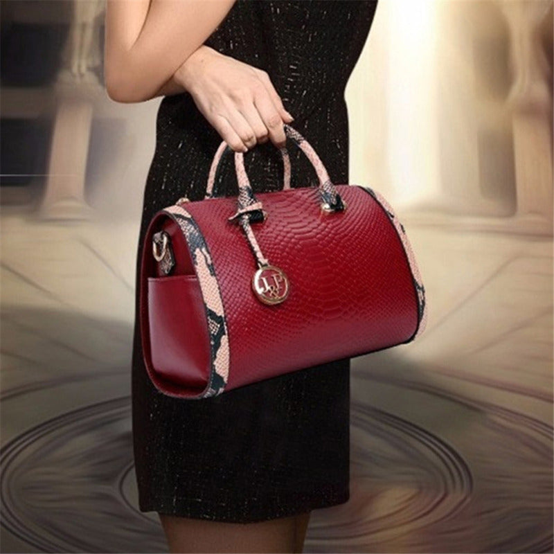 Damen Handtasche mit auffälliger Schlangenleder-Optik und eleganten Akzenten Nord Taschen
