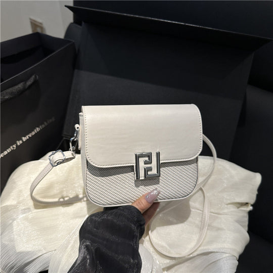 Damen Umhängetasche im minimalistischen Design mit eleganten Metallakzenten Nord Taschen
