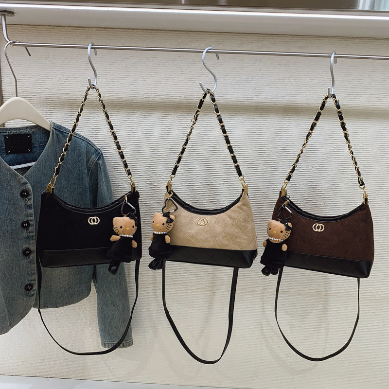 Damen modische Handtasche mit Kette und charmantem Anhänger Nord Taschen