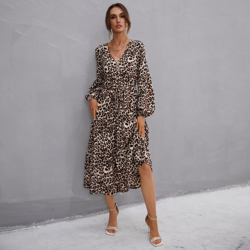 Damen Midikleid aus fließendem Viskose-Mix mit Leopardenmuster, V-Ausschnitt, Bindegürtel und Stufenrock Nord Taschen