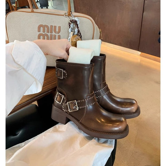 Damen Biker‑Stiefelette aus Glattleder mit dekorativer Ziernaht, Doppelriemen und robuster Profilsohle Nord Taschen