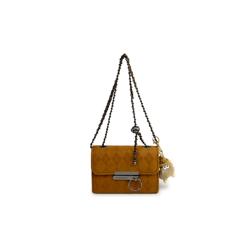Damen Clutch-Tasche mit geprägtem Design und verspieltem Anhänger Nord Taschen