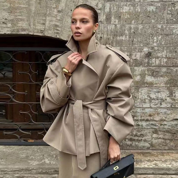 Damen Kurzer Trenchcoat mit Bindegürtel und Cape-Ärmeln Nord Taschen