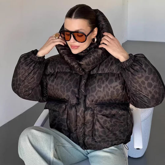 Damen Kurz geschnittene gesteppte Jacke mit hohem Kapuzenkragen, Tunnelzugsaum und Leopardenprint Nord Taschen
