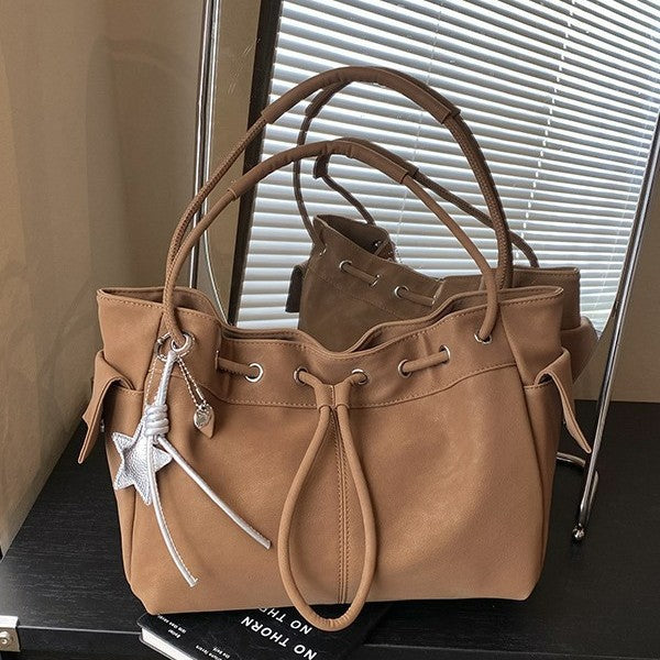 Damen Hobo Tasche aus weichem Kunstleder mit elegantem Zugverschluss Nord Taschen