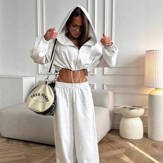 Damen kurz geschnittene Kapuzenjacke mit Kordelzug und weite Loungehose mit hohem Bund Nord Taschen