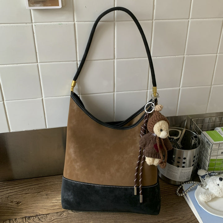 Damen Umhängetasche mit kuscheligen Anhänger Nord Taschen