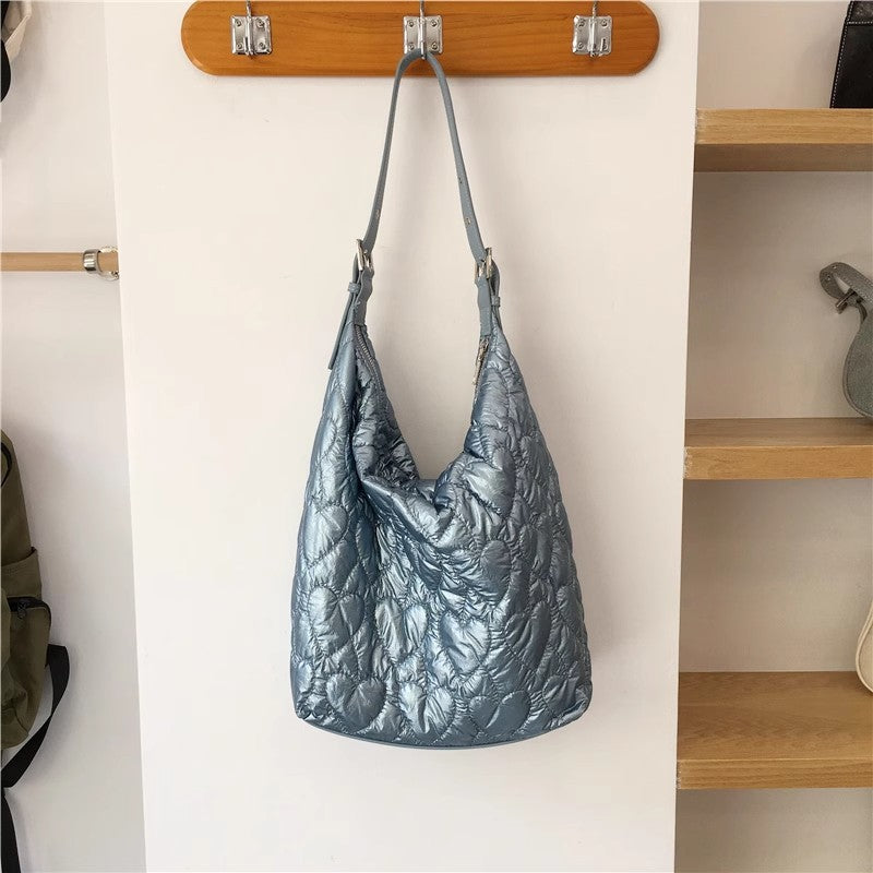 Damen Hobo-Tasche aus hochwertigem, gesteppte Kunstleder mit Herzmotiv Nord Taschen