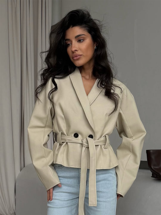 Damen Taillierte Kunstleder-Jacke mit Schößchen, Bindegürtel & Schalkragen Nord Taschen