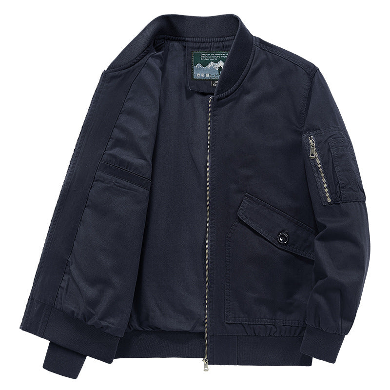 Herren leichter Canvas‑Bomber im Pilotencut mit Zip‑Ärmeltasche und schräg aufgesetzten Pattentaschen Nord Taschen