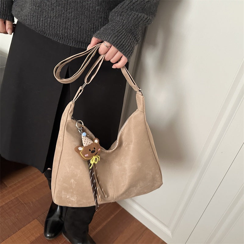 Damen Hobo-Tasche aus weichem Kunstleder mit verspieltem Anhänger Nord Taschen
