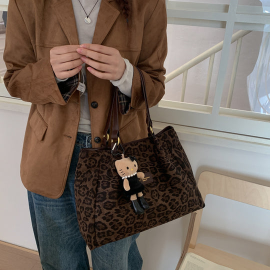 Damen Hobo-Tasche aus weichem Veloursleder mit niedlichem Anhänger Nord Taschen