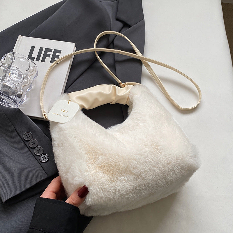 Damen Tasche aus flauschigem Kunstfell mit verstellbarem Schulterriemen Nord Taschen
