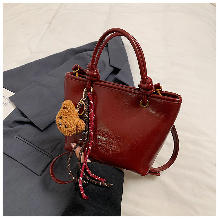 Damen modische Handtasche mit verspieltem Plüschanhänger Nord Taschen