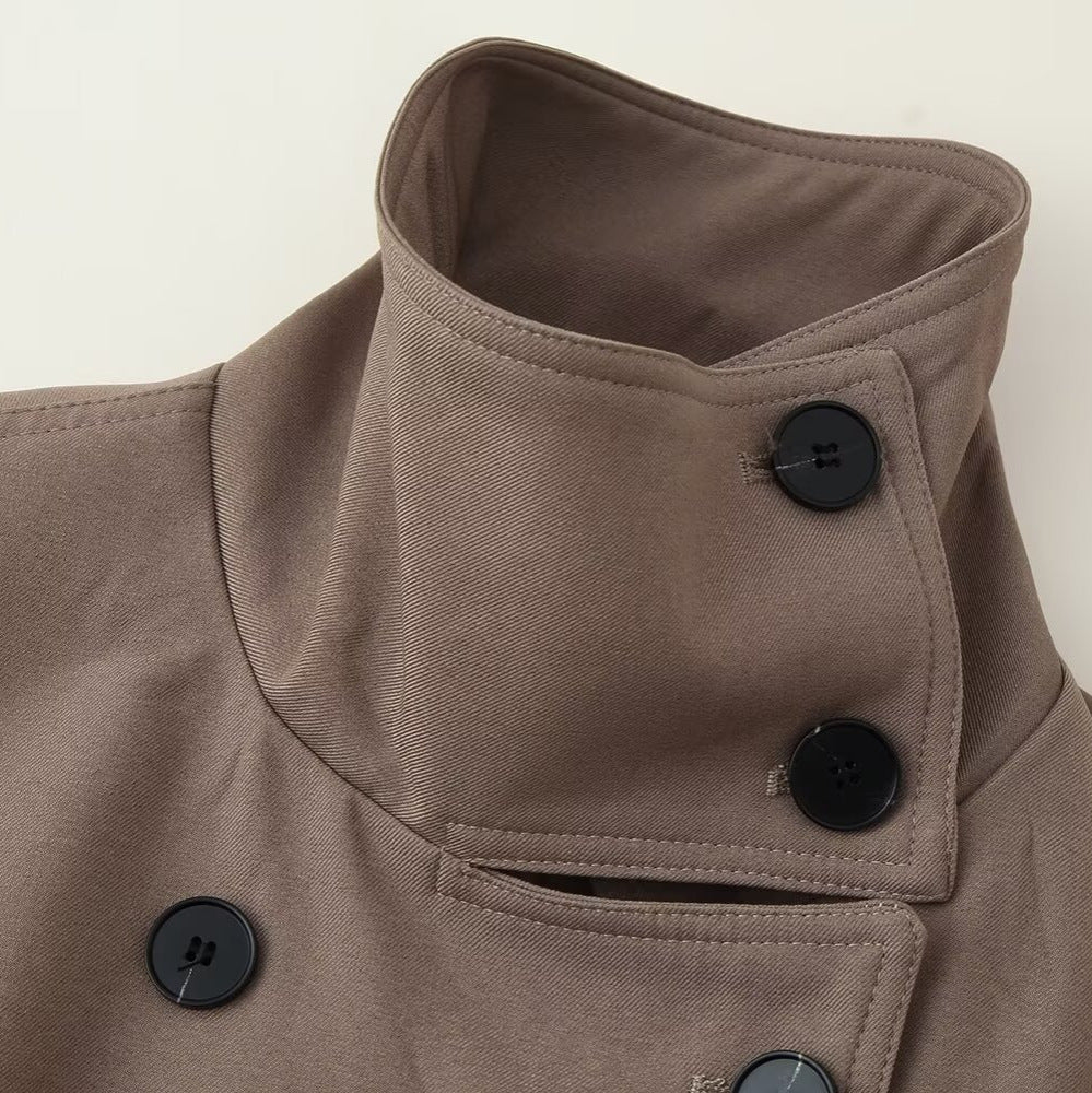 Damen Kurzer doppeltreihiger Trenchcoat mit Stehkragen und Taillengürtel Nord Taschen