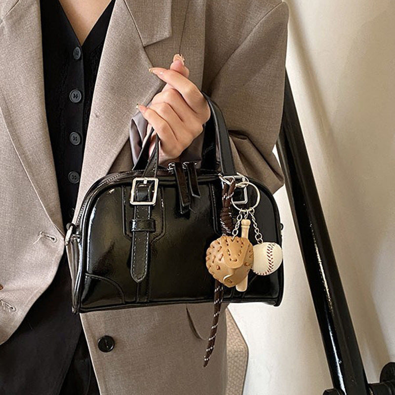 Damen Handtasche mit eleganten Schnallen und hochwertigem glänzendem Kunstleder Nord Taschen