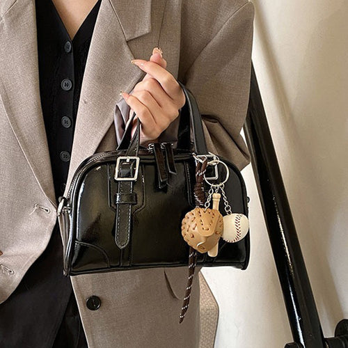Damen Handtasche mit eleganten Schnallen und hochwertigem glänzendem Kunstleder Nord Taschen