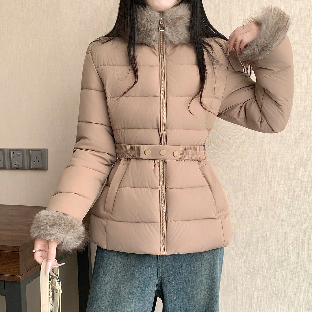 Damen nan taillierte Thermo-Kurzjacke mit elastischem Taillengürtel, Webpelzkragen und Kunstfellmanschetten Nord Taschen