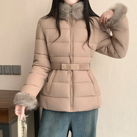 Damen nan taillierte Thermo-Kurzjacke mit elastischem Taillengürtel, Webpelzkragen und Kunstfellmanschetten Nord Taschen