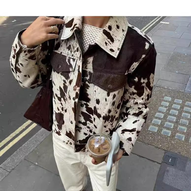 Damen Kurz geschnittene Western‑inspiriere Jacke mit Kuhflecken‑Felloptik und Brusttaschen Nord Taschen