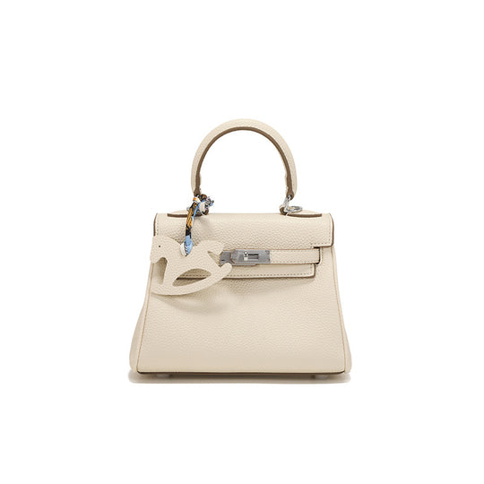 Damen Handtasche im zeitlosen Design mit edlem Schlüsselanhänger Nord Taschen