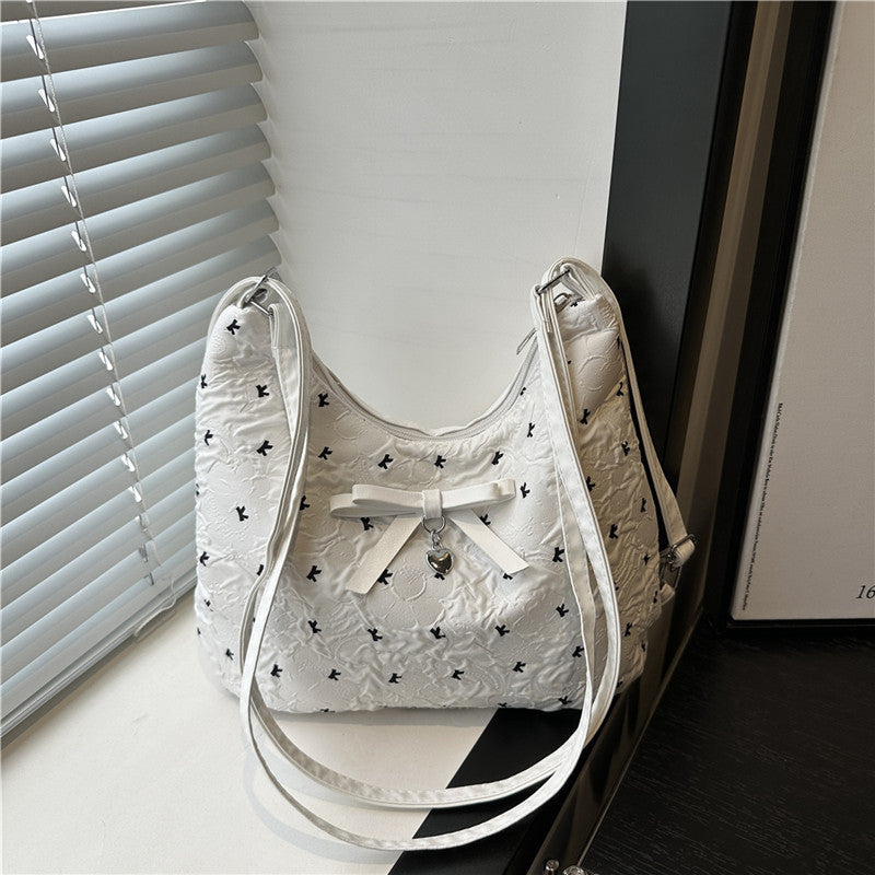 Damen Hobo-Tasche mit eleganter Struktur und charmanten Dekorelementen Nord Taschen