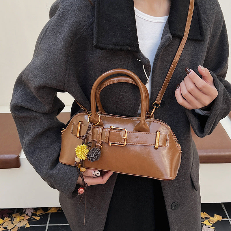 Damen hochwertige Handtasche mit verspieltem Anhänger Nord Taschen