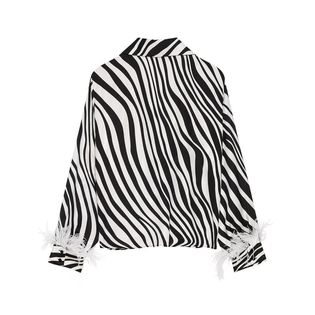 Damen Seidige Oversize-Bluse mit Zebra-Streifen und Federbesatz Nord Taschen
