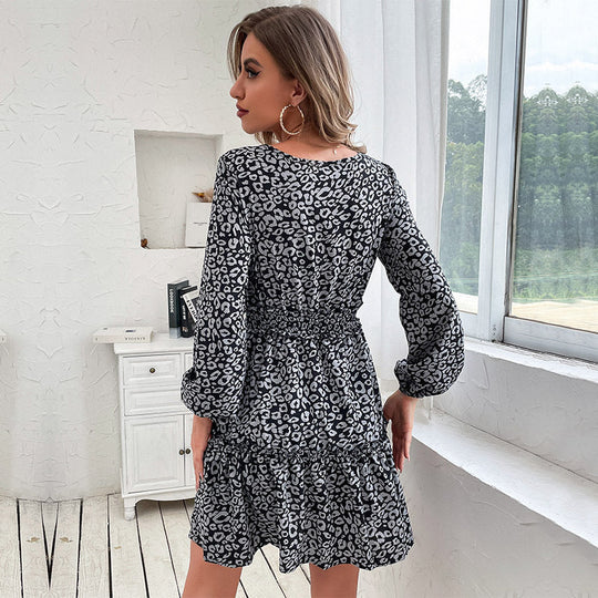 Damen Kleid mit V-Ausschnitt, geraffter Taille und Stufenvolant Nord Taschen