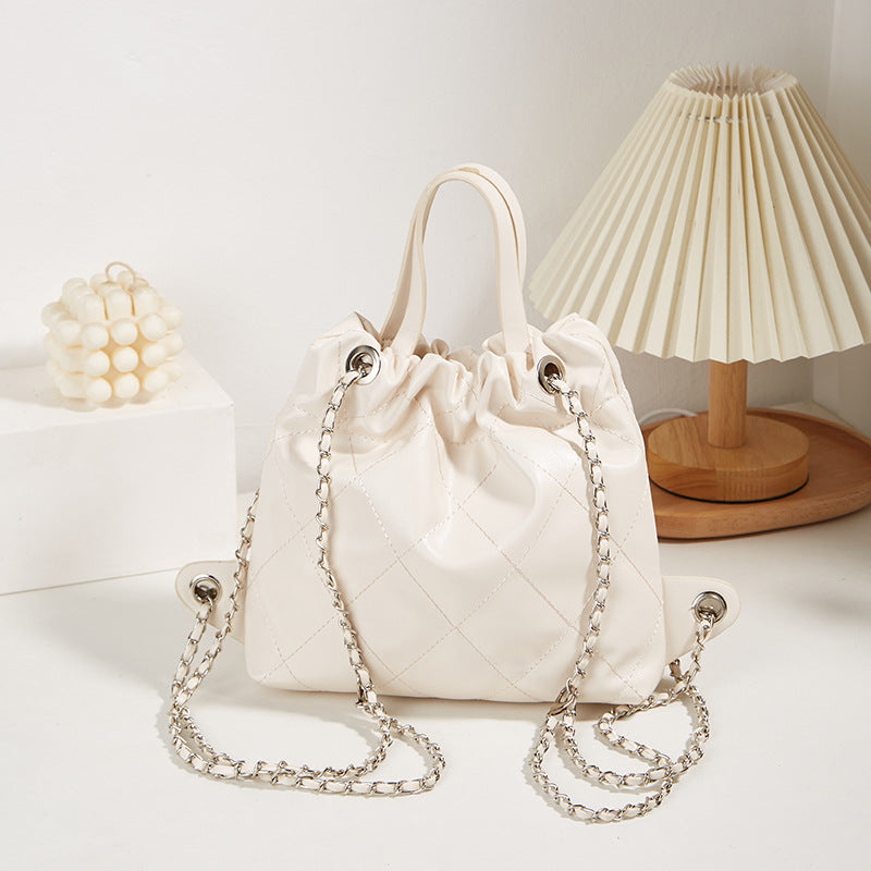 Damen Hobo-Tasche mit eleganter Raffung und praktischem Kettenriemen Nord Taschen