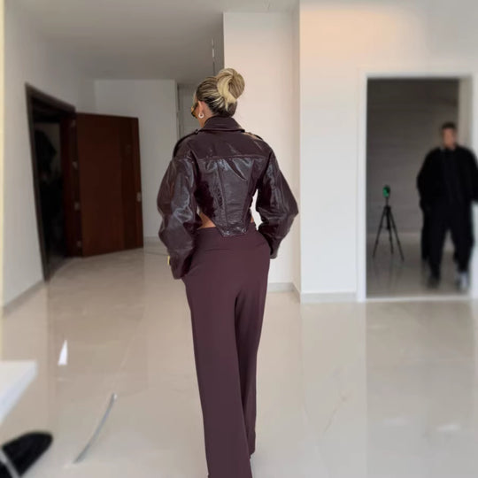 Damen Kurz geschnittene taillierte Bikerjacke aus Lederimitat mit Korselett-Nähten und Schulterklappen Nord Taschen