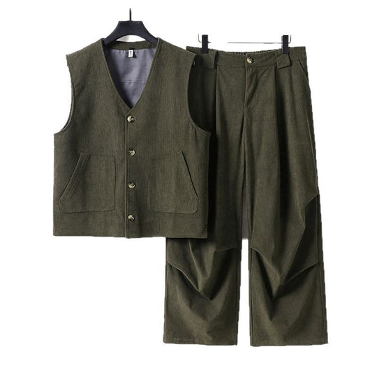 Herren Cord-Loungewear-Set mit V-Ausschnitt Weste und weiten Bundfaltenhose Nord Taschen