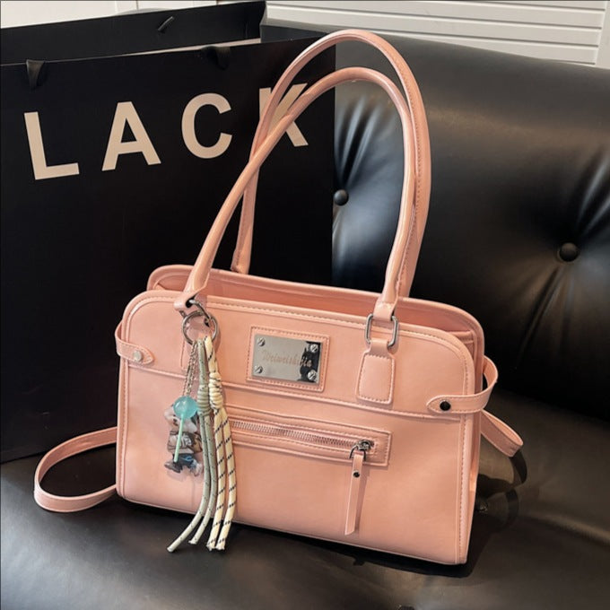 Damen Handtasche mit dekorativem Anhänger | Nord Taschen