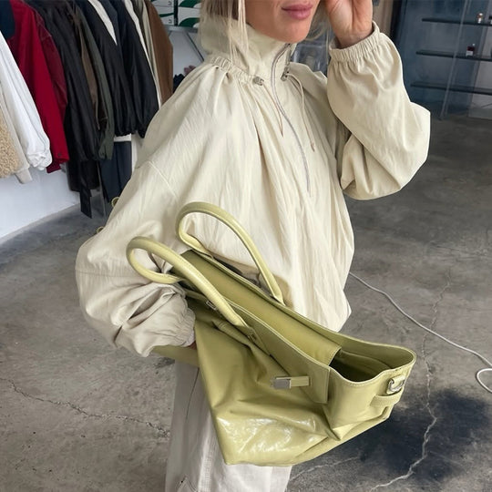Damen Oversize Windjacke mit hohem Stehkragen, Tunnelzug-Schulterpasse und Ballonärmeln Nord Taschen
